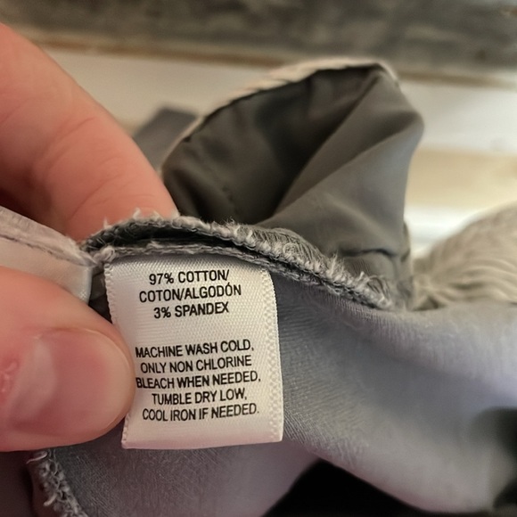 Loft size 8 Light Gray Color Mid-rise 4” Inseam The Riviera Shorts with Pockets - Picture 11 of 11